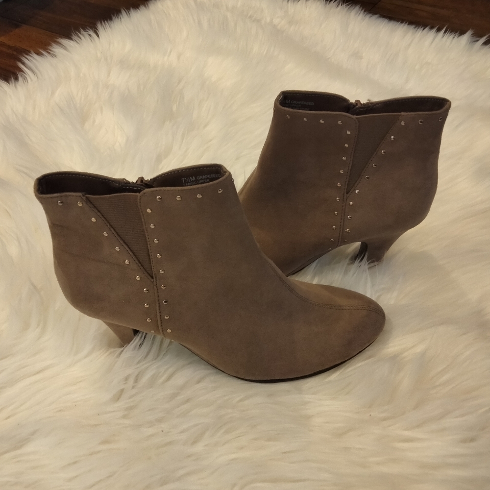 Aerosoles heel rest grape seed tan faux side zipper heel booties